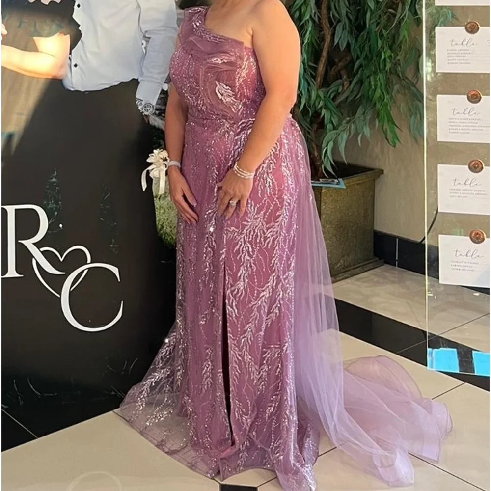 A beautiful and elegant light purple dress. Worn once - Picture 2 of 3